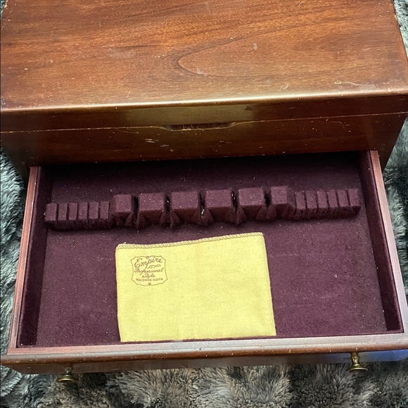 Nobility Vintage Wooden cutlery box with burgundy Velvet like Interior - Picture 3 of 16